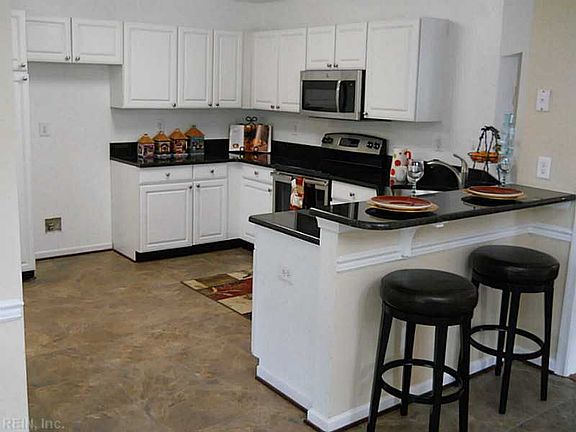 4th image of 301 Esplanade Pl