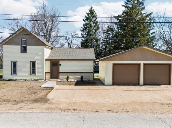 419 S Cherry St, Kalkaska, MI 49646