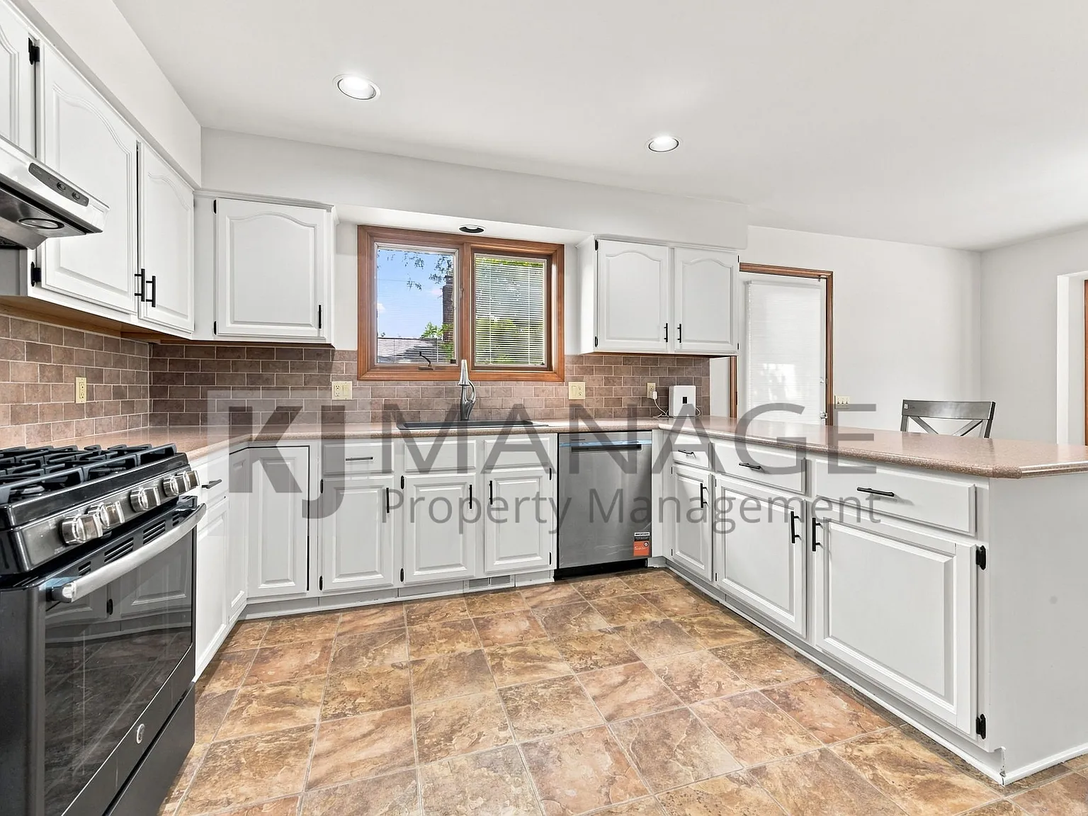 3 bed, 3415 sqft, $2,950 — Photo 2
