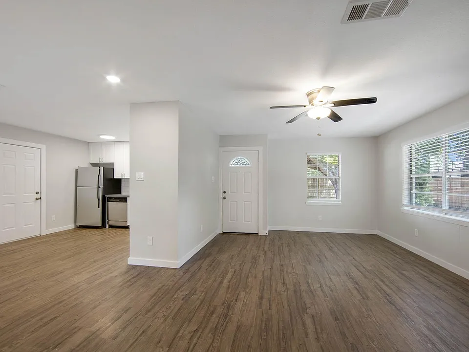 1822 Pine Village Dr