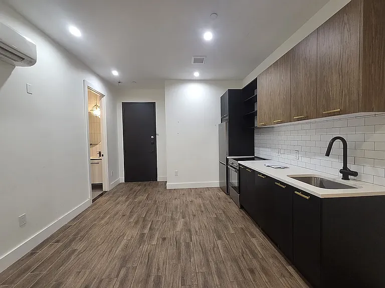 61 Troutman St #4A — Photo 2