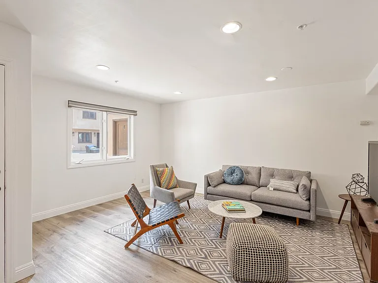 1342 N Highland Ave — Photo 9