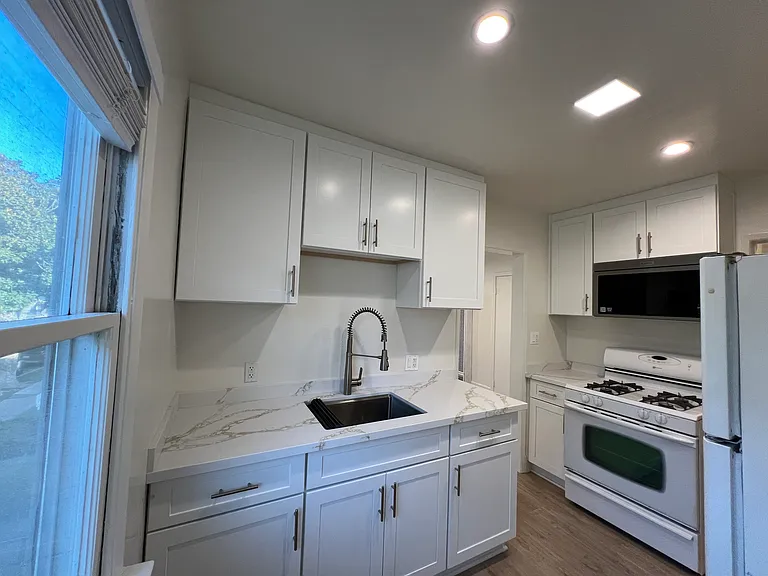 11662 Chandler Blvd — Photo 6