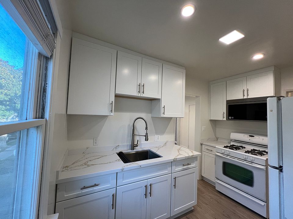 1st image of 11664 Chandler Blvd