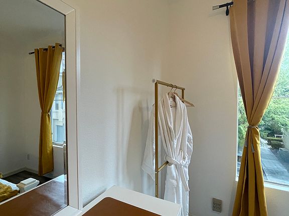 5th image of 501 Manhattan Pl