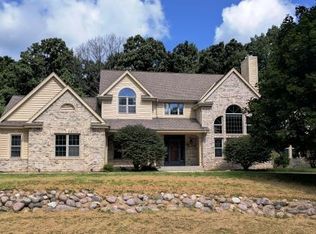 3325 Broken Bow Trl, Delafield, WI 53018