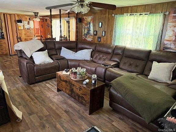 3rd image of 2 Walnut Park Ln
