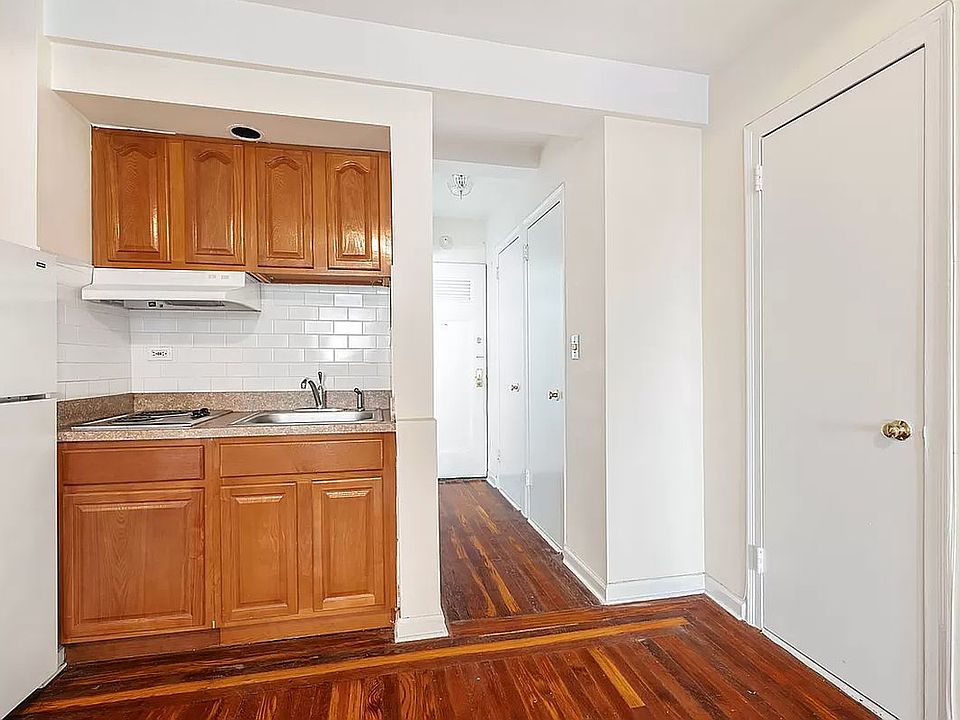 2nd image of 320 E 42nd St APT 406