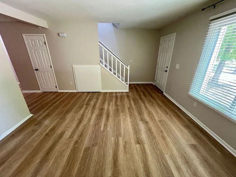 605 Picadilly Sq — Photo 4