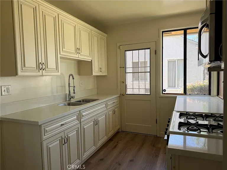 1340 N Buena Vista St #A — Photo 33