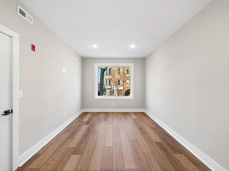 Gorgeous New Diamond St Construction Boasting Luxury Finishes — Photo 48