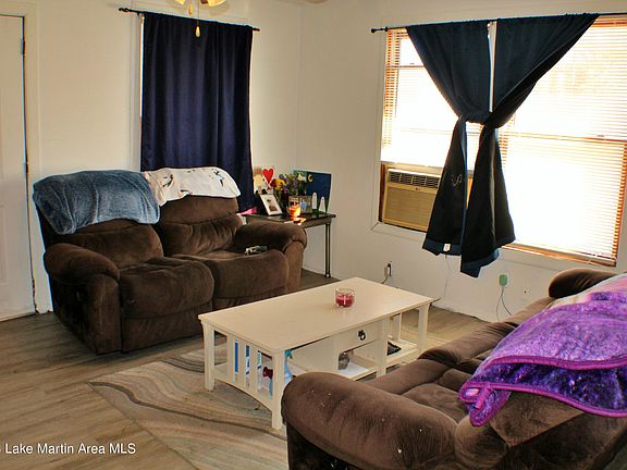 4th image of 590 Iris Ave