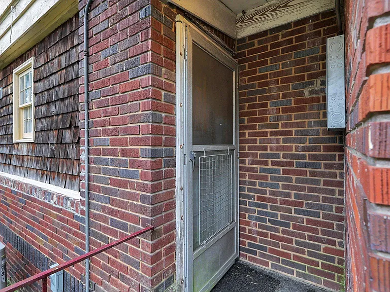 617 E 49th St — Photo 38