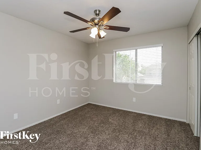 934 E Elgin St — Photo 10