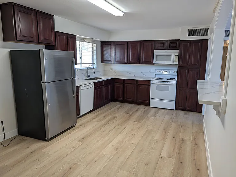 1242 W 9th St — Photo 17