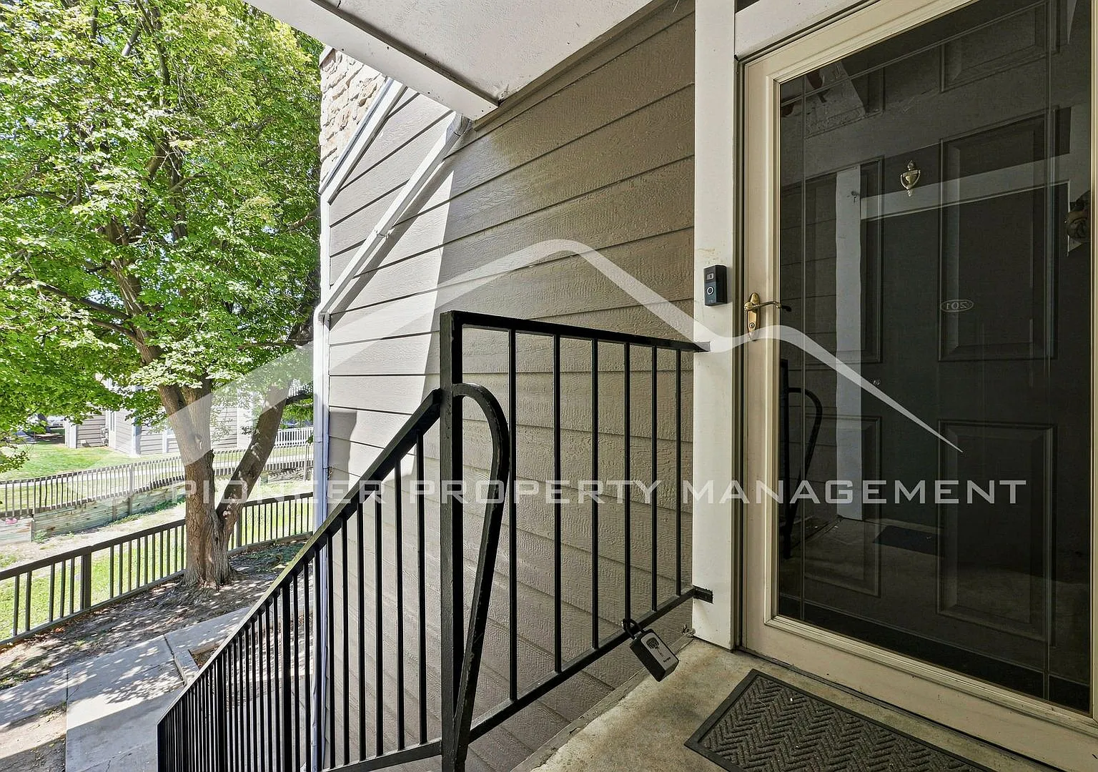 Spacious Condo with Central AC and Washer/Dryer — Photo 2