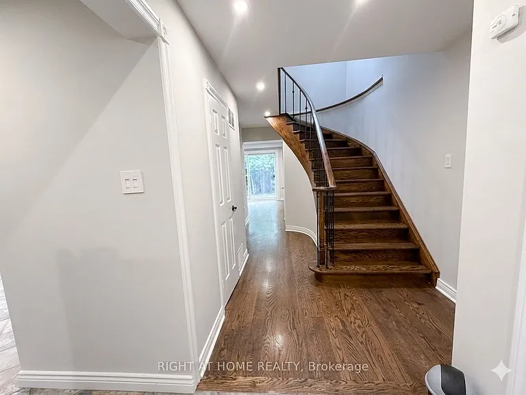 37 Versailles Ct — Photo 3