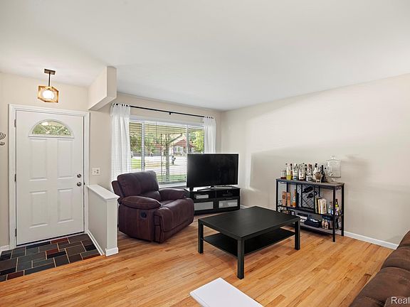3rd image of 42460 Hanks Ln