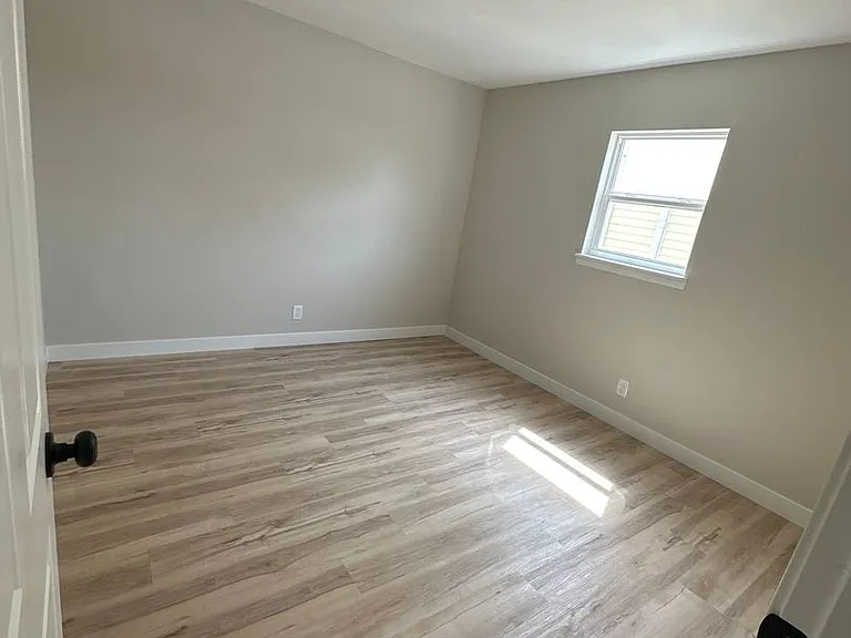 1403 E Elm St — Photo 6