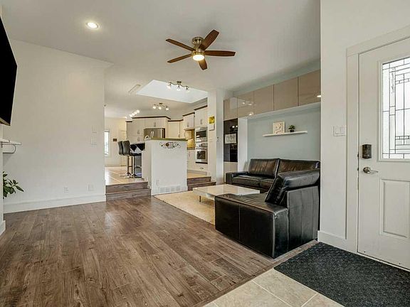 3rd image of 406 S Twinriver Rd W