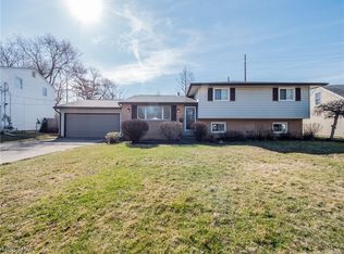 425 Briar Lake Dr, Elyria, OH
