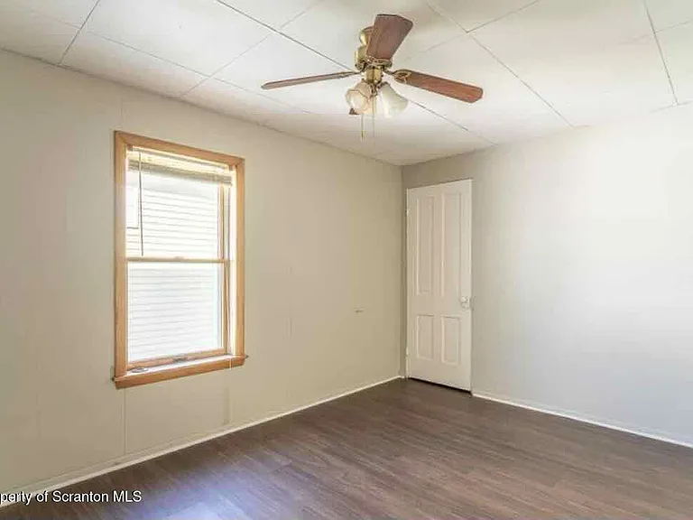 112 E Grove St — Photo 6