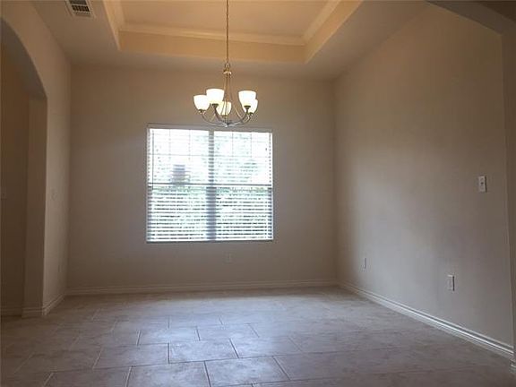 4th image of 321 Somerset Cir