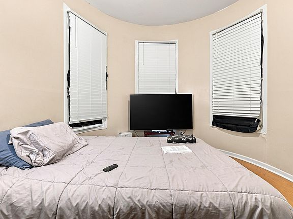 4th image of 437 Loras Blvd