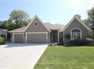 10516 NW River Hills Dr, Parkville, MO 64152