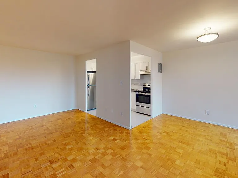 7471 Yonge St — Photo 24