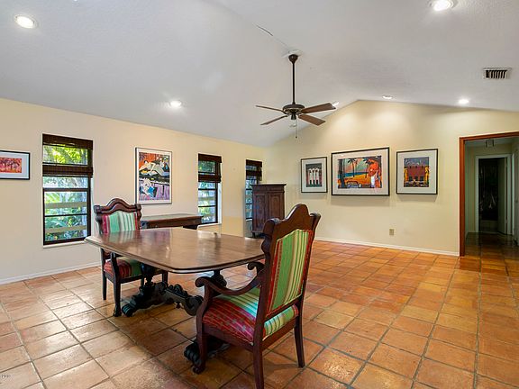 5th image of 295 Pelican Dr