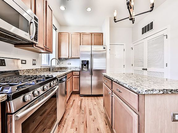 3rd image of 2920 N Lincoln Ave APT 1R
