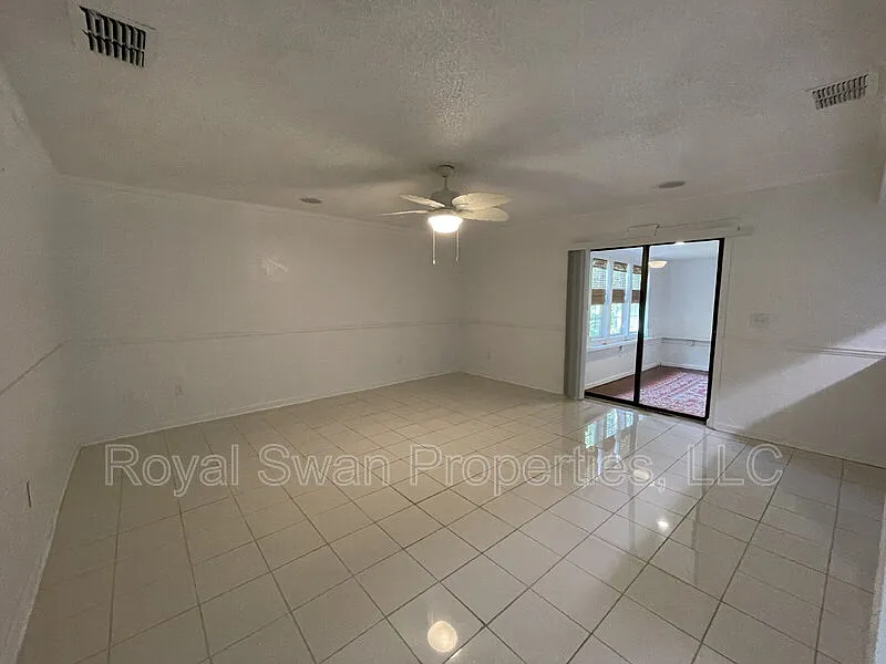 3 bed, 2.0 bath, 1942 sqft, $1,950 — Photo 4