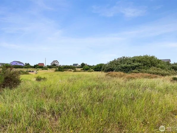 438 S Portal Loop SW, Ocean Shores, WA 98569