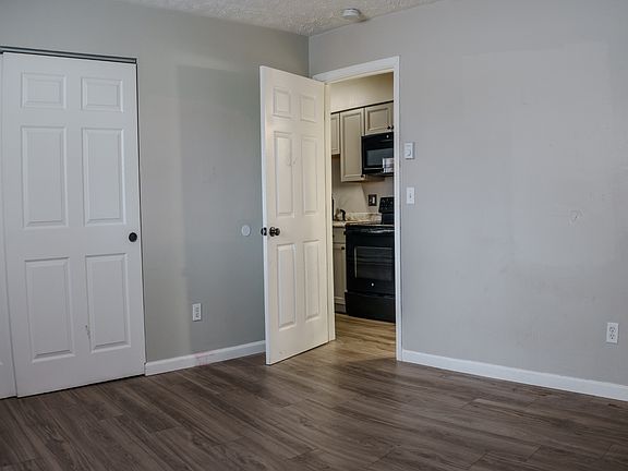 4th image of 606 S College Ave