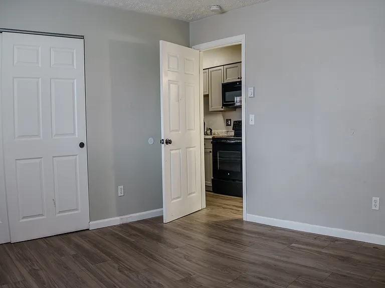 606 S College Ave — Photo 4