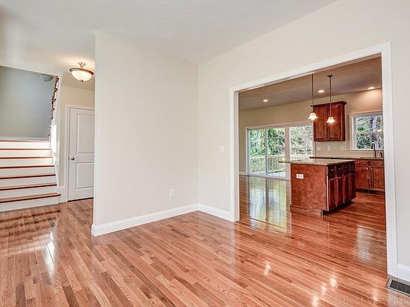 3rd image of 16 Dogwood Dr