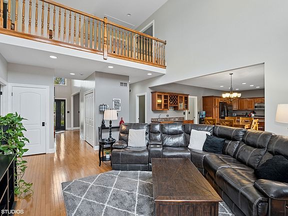 3rd image of 21490 English Cir