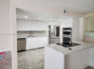 11130 N Lakeview Dr #1, Hollywood, FL 33026