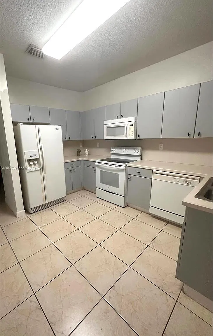 Las Brisas At Doral Condo — Photo 4