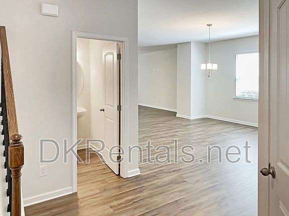 4th image of 35 Shelter Ln E