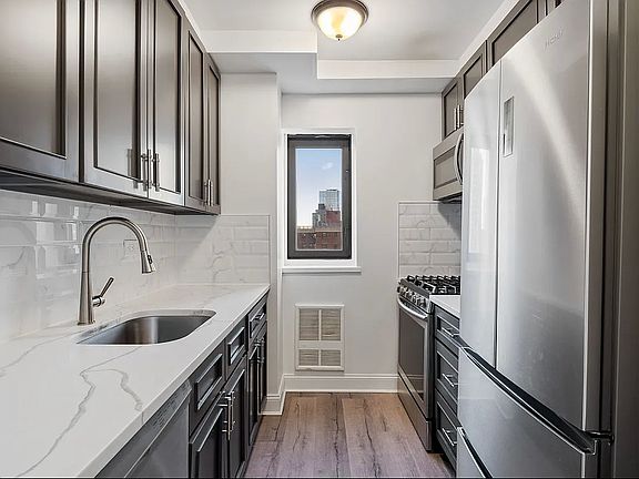 3rd image of 161 W 61st St APT 14C