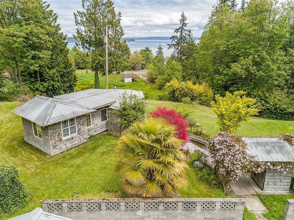 4021 Oak Bay Road is located on the beautiful Olympic Peninsula ~20 minutes from downtown Port Townsend, and less than 10 minutes from shops, restaurants, and the iconic Chimacum Farm Stand and Finn River Cidery.