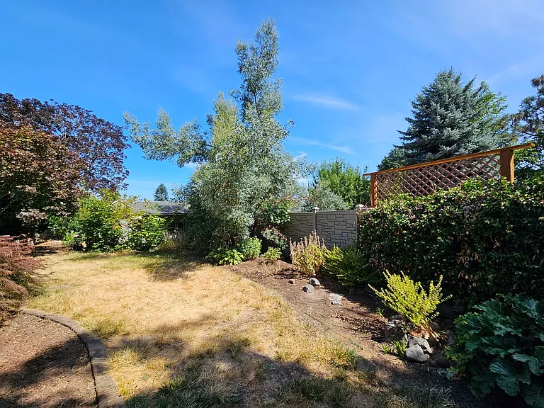 8717 NE Webster St #B — Photo 32