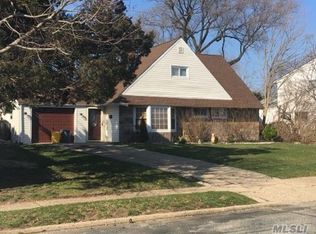 27 Autumn Ln, Hicksville, NY 11801