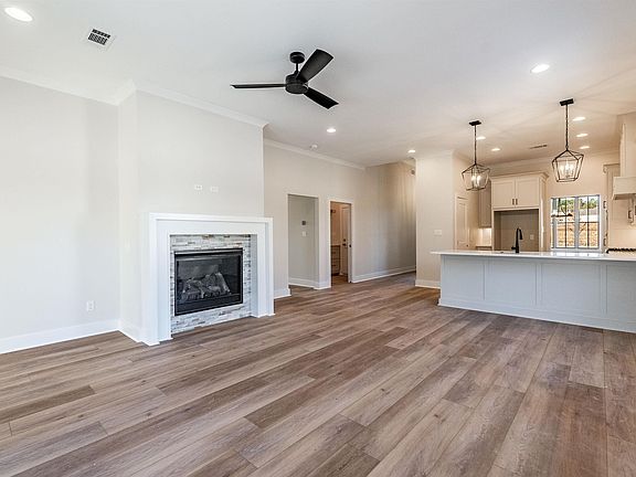 5th image of 306 Edgewood Cir