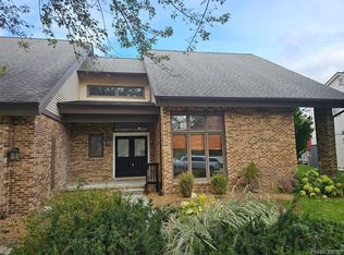 31280 Country Ridge Cir, Farmington Hills, MI 48331