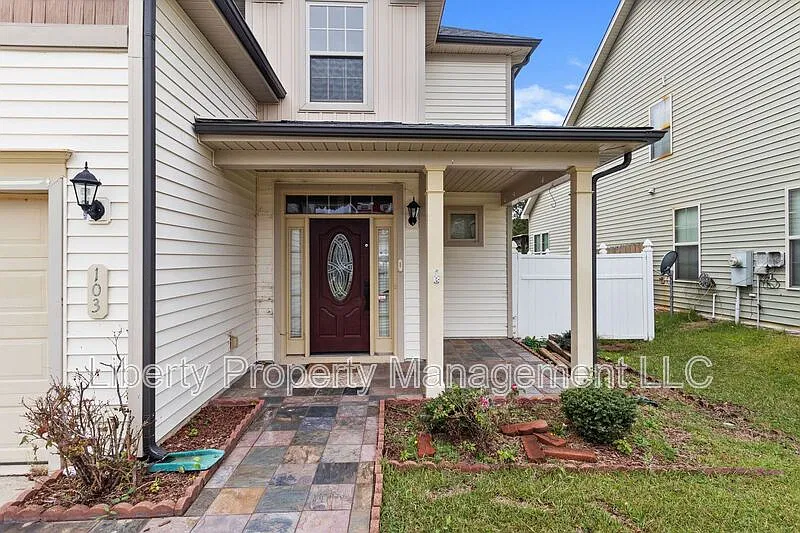 4 bed, 2.5 bath, 1940 sqft, $1,950 — Photo 2