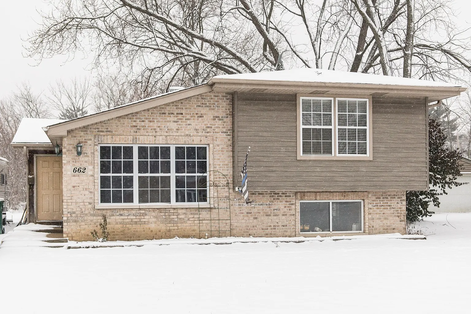 662 N Ridge Ave photo 1