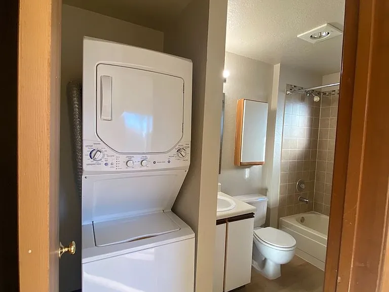 Hilltop Court Apartments — Photo 7